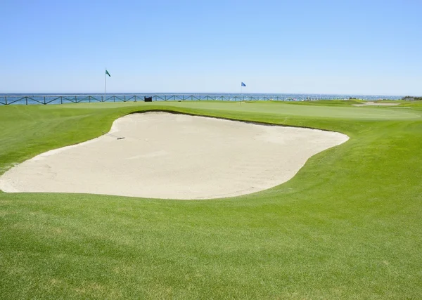 Golfplatz direkt am Meer — Stockfoto