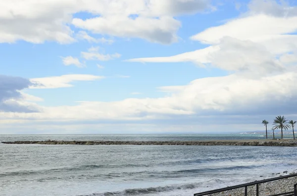 Bulutlu gün beach — Stok fotoğraf