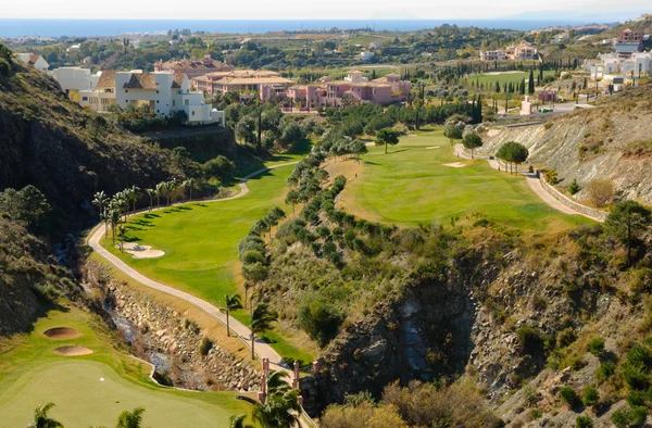 Golfbana med utsikt över havet — Stockfoto