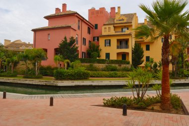 Sotogrande limanda renkli evleri