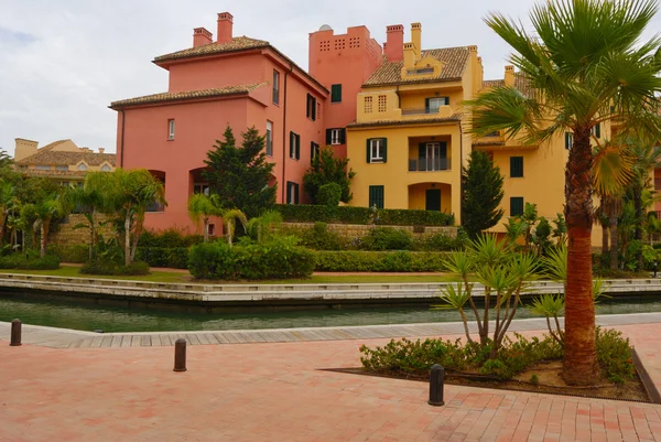 Farbenfrohe Häuser im Hafen von Sotogrande — Stockfoto