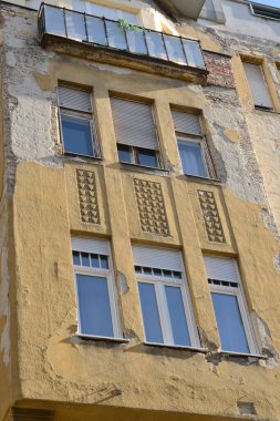 Macaristan 'ın Budapeşte şehrinde inşa edilen sararmış dış cephe.