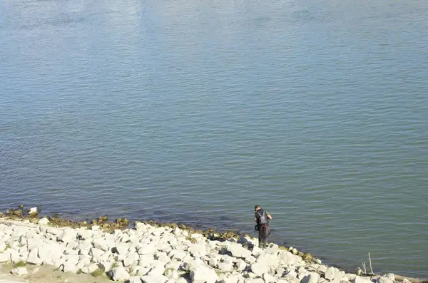 Будапешт Венгрия Октября 2021 Года Человек Ловит Рыбу Реке Дунай — стоковое фото