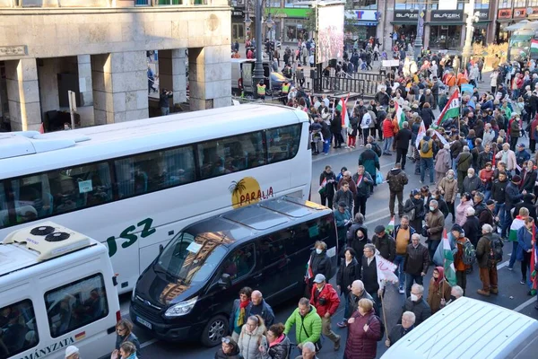 Budapeste Hungria Outubro 2021 Pessoas Indo Para Ônibus Depois Comício — Fotografia de Stock