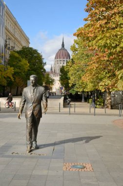 Budapeşte, Macaristan - 22 Ekim 2021: Macaristan 'ın Liberty Meydanı' nda ABD Başkanı Ronald Reagan onuruna heykel.