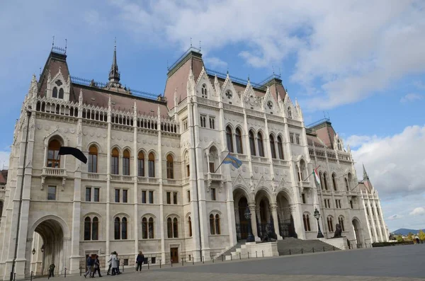 2021年10月22日 匈牙利布达佩斯 匈牙利布达佩斯宏伟的议会大厦前的游客很少 — 图库照片