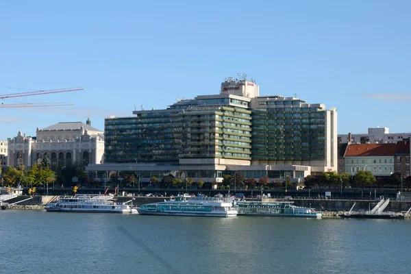 Budapest Hungary October 2021 Big Glazed Facade Hotel People Riverbanks — Stock Photo, Image