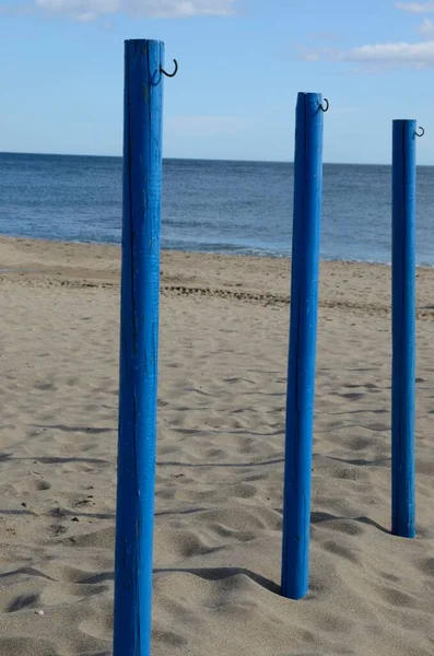 Modré Dřevěné Hole Písku Pláži Mijas Malaga Andalusie Španělsko — Stock fotografie