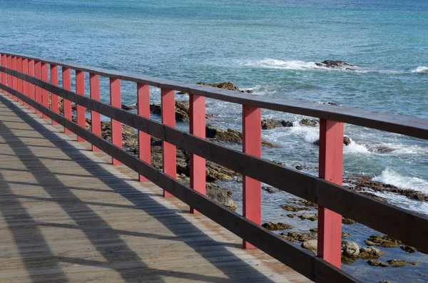 Mijas Plajı Malaga Endülüs Spanya Daki Tahta Sahil Yolunda Kırmızı — Stok fotoğraf