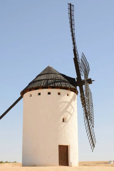 カンポ Criptana で風車 カスティーリャ マンチャ州シウダ レアル県スペインの町 — ストック写真