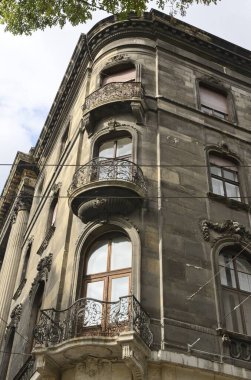 Budapeşte, Macaristan 'ın Eski Pest kasabasının köşesindeki taş bina..