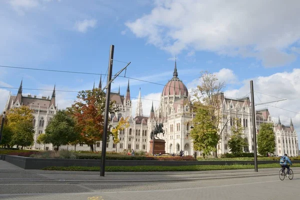 Budapest Hungría Octubre 2021 Ciclista Plaza Frente Majestuoso Edificio Del —  Fotos de Stock