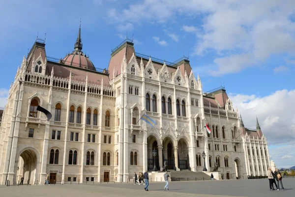 2021年10月22日匈牙利布达佩斯 匈牙利布达佩斯的议会立面 — 图库照片