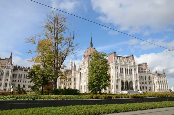 Budapešť Maďarsko Října 2021 Travnatá Plocha Před Majestátní Budovou Parlamentu — Stock fotografie