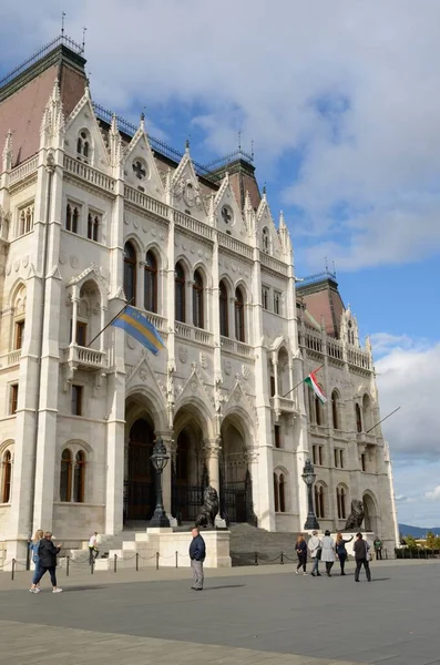 2021年10月22日 匈牙利布达佩斯 匈牙利布达佩斯宏伟的议会大厦前的游客很少 — 图库照片