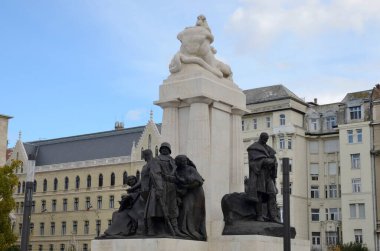 Budapeşte, Macaristan - 22 Ekim 2021: Macaristan 'ın Budapeşte kentindeki Meclis binasının yanındaki Plaza Lajos kossuth' ta Macar siyasetçi 