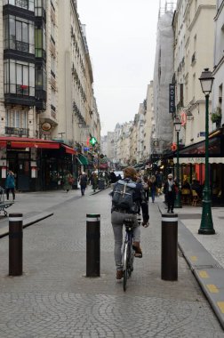 Paris, Fransa - 4 Mart 2022: Canlandırılmış Montorgueil Caddesi 'ndeki insanlar Paris, Fransa' da birinci ve ikinci bölgeler arasında sıkıştı.