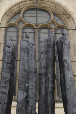 Paris, Fransa - 4 Mart 2022: Paris Fransa 'nın ilk arrondissement bölgesinde yer alan Aziz Eustace Kilisesi önündeki modern siyah figürler.