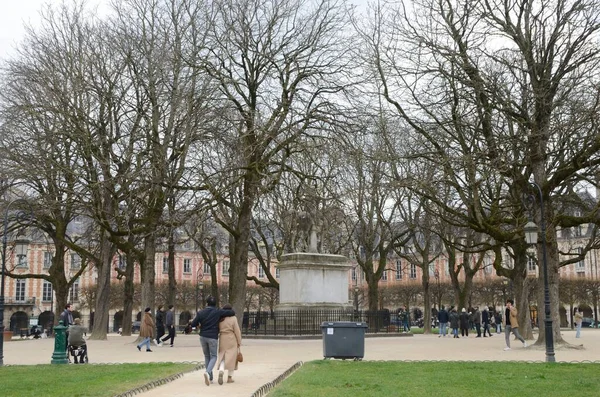 Parigi Francia Marzo 2022 Gente Nel Giardino Piazza Vosges Nel — Foto Stock