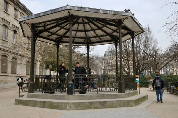 Paris Frankrig Marts 2022 Mennesker Music Kiosk Square Beliggende Distriktet - Stock-foto