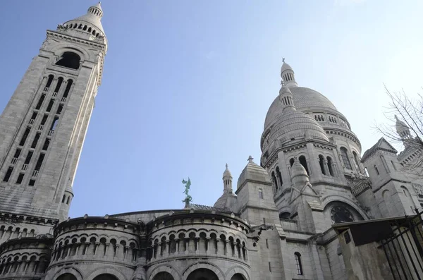法国巴黎蒙马特附近圣心大教堂的内殿和塔楼 — 图库照片