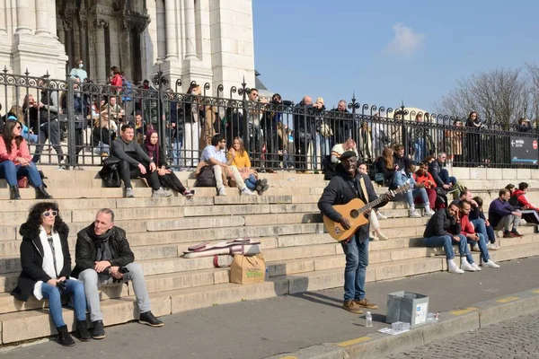 Paris France March 2022 Street Singer Surrounded Many People Stairs — Stock Photo, Image