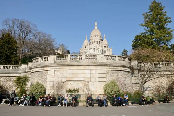 Parigi Francia Marzo 2022 Persone Sedute Panchine Urbane Piano Sotto — Foto Stock