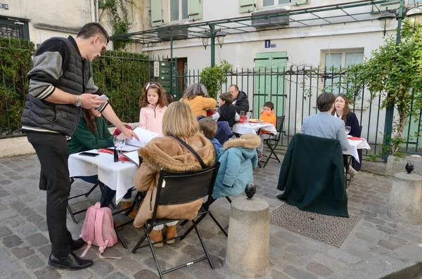フランス 2022年3月5日 人々は フランスのパリの絵のようなモンマルトル地区にある広場の屋外テラスで食べる — ストック写真