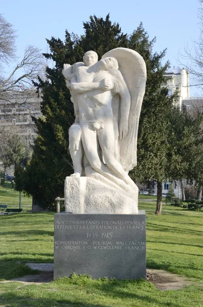 フランス 2022年3月7日 フランス パリのトロカデロの庭園でのポーランドの戦闘機への記念碑 — ストック写真