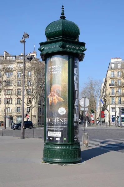 Paris França Março 2022 Mostrar Quiosque Publicidade Uma Rua Central — Fotografia de Stock