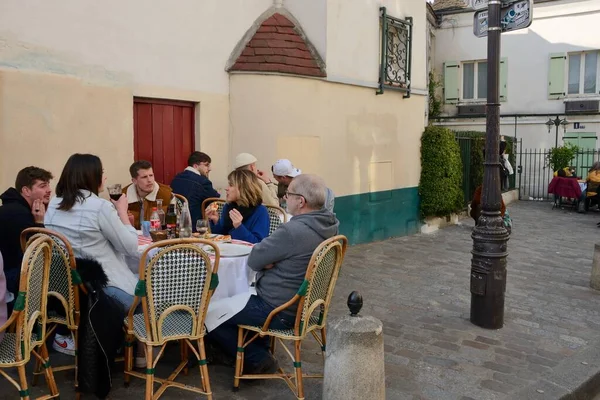 フランス 2022年3月5日 人々は フランスのパリの絵のようなモンマルトル地区にある広場の屋外テラスで食べる — ストック写真