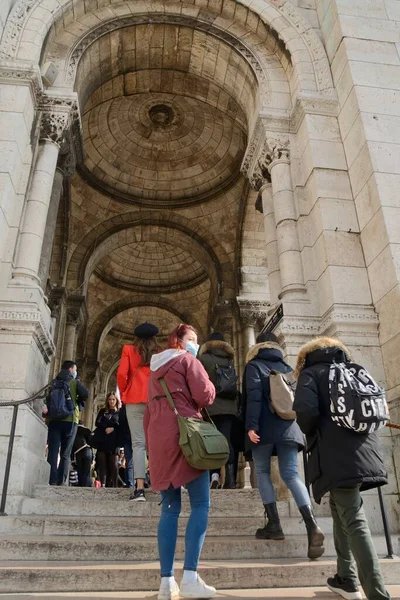 París Francia Marzo 2022 Las Personas Que Entran Una Iglesia —  Fotos de Stock