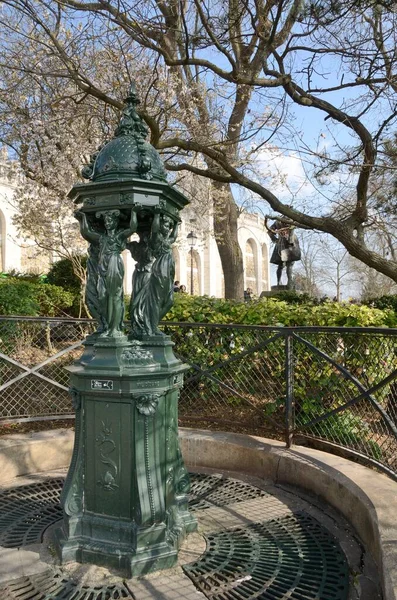2022年3月5日 华莱士喷泉 Wallace Fountain 法国巴黎蒙马特社区的公共饮水机 — 图库照片