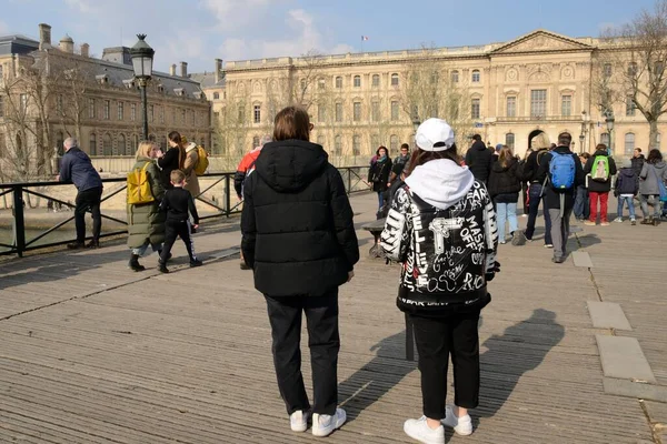 Paris Frankreich März 2022 Menschen Auf Der Fußgängerbrücke Der Künste — Stockfoto