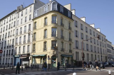 Versailles, Fransa - 5 Mart 2022 Versailles, Fransa 'da sokak kavşağındaki insanlar.