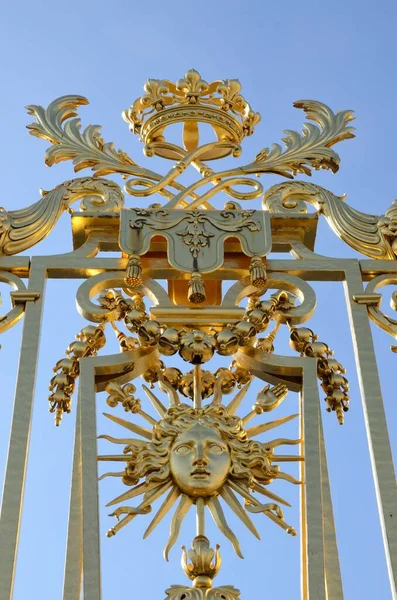 2022年3月5日フランス ヴェルサイユ宮殿入口の金色の外壁の詳細 — ストック写真
