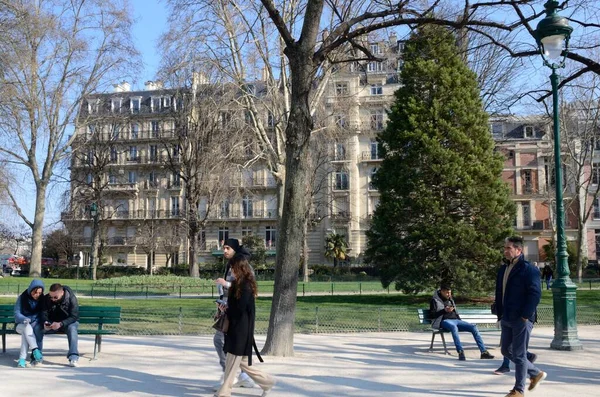 Paris França Março 2022 Pessoas Nos Jardins Campo Marte Lado — Fotografia de Stock