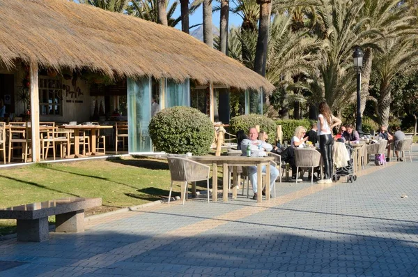 Marbella Spanje December 2021 Mensen Restaurant Buiten Gelegen Aan Boulevard — Stockfoto