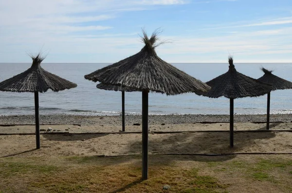 Slaměné Slunečníky Osamělé Pláži Esteponě Malaga Andalusie Španělsko — Stock fotografie