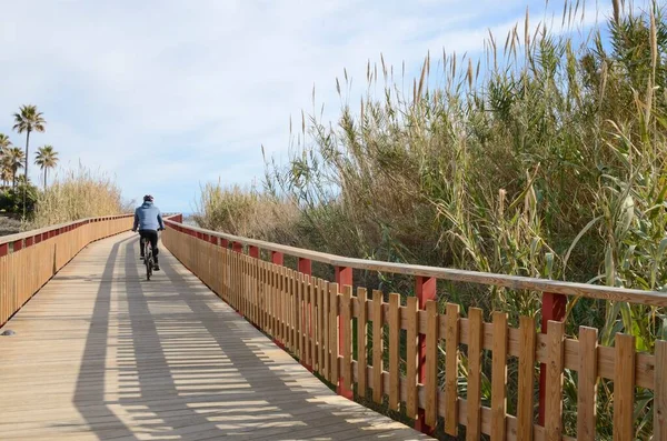 Estepona España Diciembre 2021 Ciclista Por Sendero Costero Madera Playa — Foto de Stock