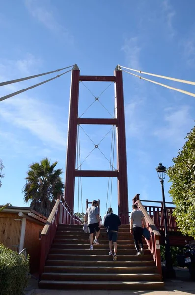 Marbella Espanha Dezembro 2021 Pessoas Subindo Para Ponte Madeira Vermelha — Fotografia de Stock