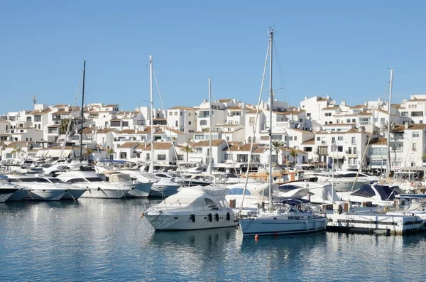 Marbella Spanien Dezember 2021 Weiße Yachten Und Gebäude Yachthafen Von — Stockfoto