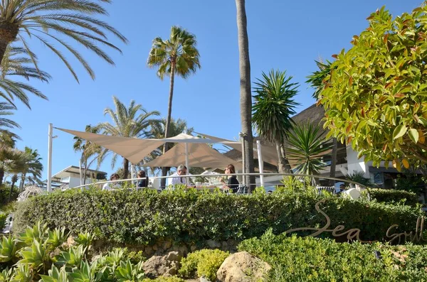 Marbella Spanien December 2021 Folk Äter Ute Restaurang Vid Strandpromenaden — Stockfoto