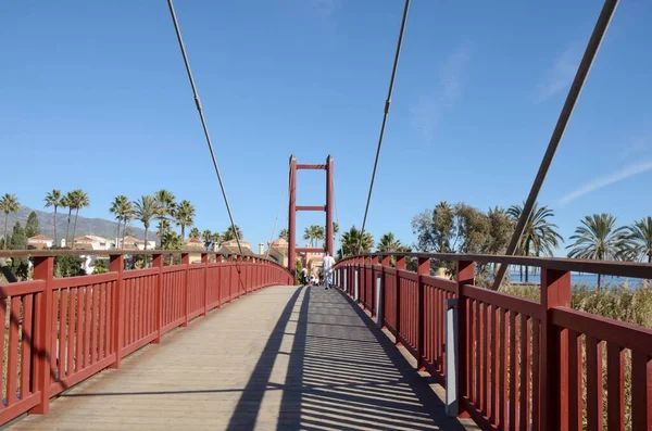 Marbella Spanien December 2021 Människor Vid Röda Träbron Vid Stranden — Stockfoto