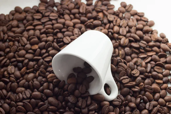 kahve arka plan ve beyaz fincan izole