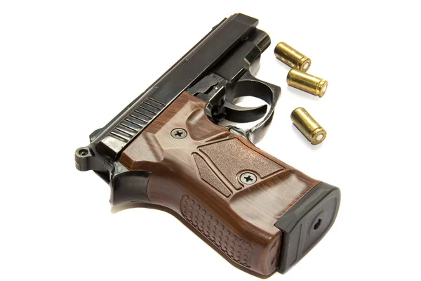 tabanca ve mermiler beyaz arkaplanda izole edildi