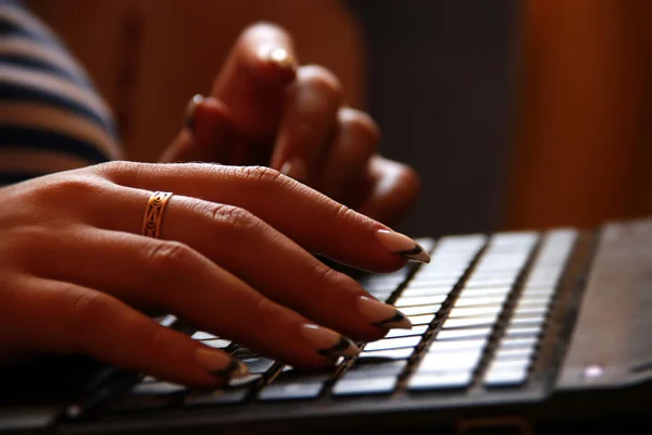 Dizüstü bilgisayarda çalışan bir kadın