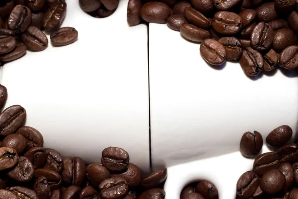 bardak kahve çekirdekleri üzerine