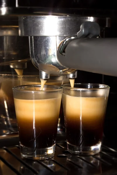 coffeemachine ve cam bardaklar