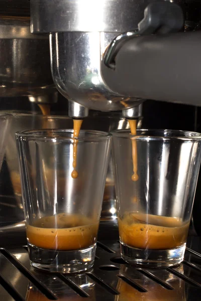 coffeemachine ve cam bardaklar